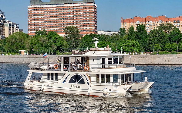 Аренда мотороного VIP-яхты катамарана Отрада в Москве